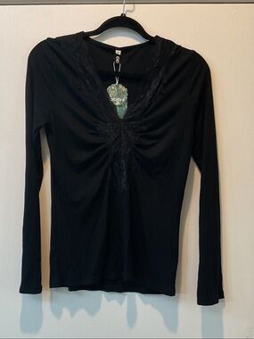 Women's Black Long-Sleeve V-Neck Lace Detail Top